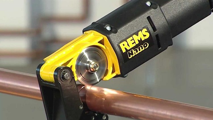 Pour installer un tuyau en cuivre, vous aurez besoin d'un outil tel qu'un coupe-tube Brûleur à gaz pour le brasage de tuyaux en cuivre