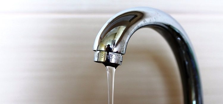 L'affaiblissement de la pression de l'eau du robinet peut être causé par des tuyaux bouchés Comment nettoyer une conduite d'eau à la maison