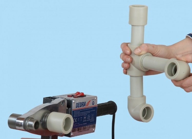 Une fois le tuyau chauffé inséré dans le raccord, il est nécessaire de résister pendant un certain temps pour solidifier la couture Machine de soudage de tuyaux en plastique