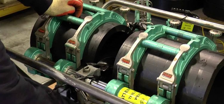 Les tuyaux de grand diamètre sont soudés à l'aide de machines spéciales. Machine de soudage de tuyaux en plastique