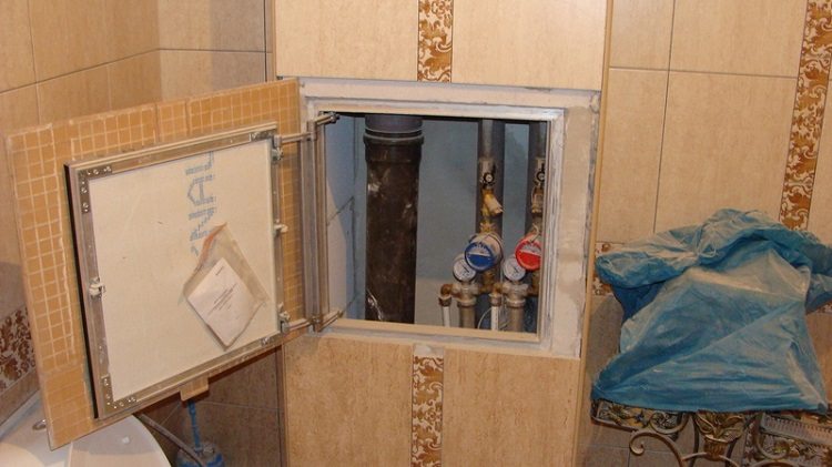 Dans la boîte décorative, il doit y avoir un trou pour accéder aux tuyaux Disposition des eaux usées dans la salle de bain