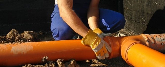Connexion de tuyaux d'égout en plastique