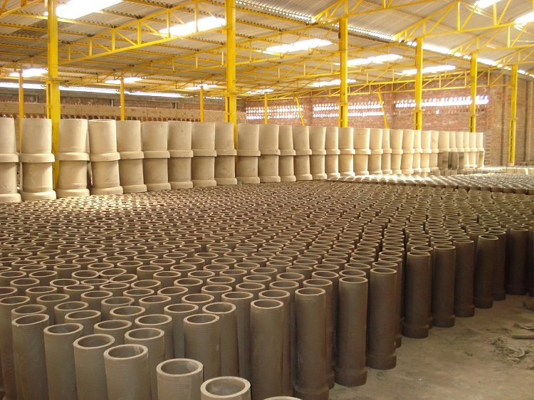 La production de tuyaux en céramique est un processus laborieux et long. tuyaux d'égout en céramique