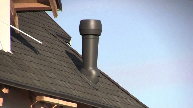Dans une maison privée, le tuyau d'échappement est évacué à travers le mur ou sur le toit tuyaux de ventilation en plastique