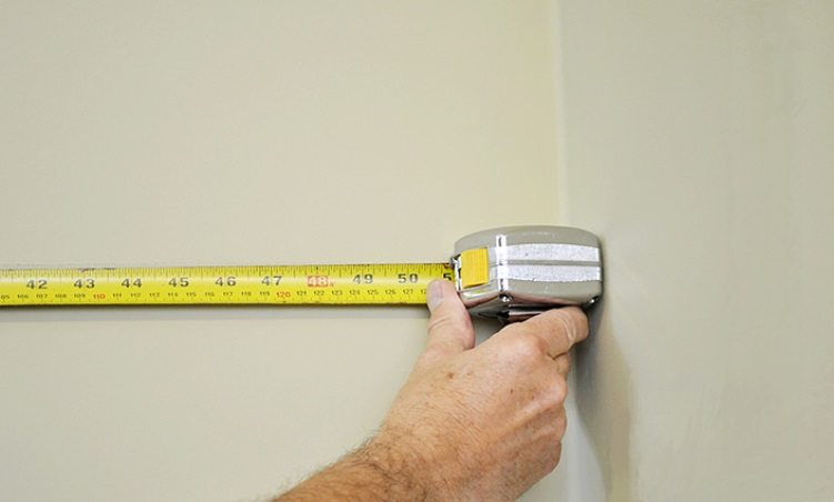 Avant de commencer l'installation des tuyaux, vous devez faire des mesures et marquer les emplacements des fixations tuyaux de ventilation en plastique