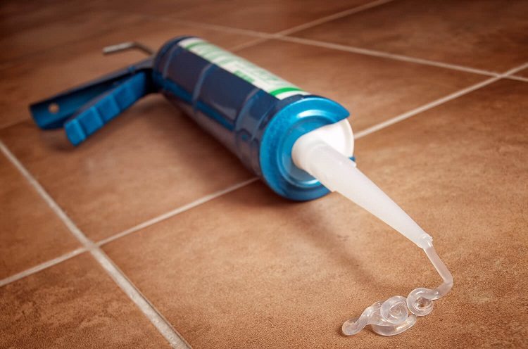 Lors de l'installation du système d'égouts, un mastic silicone est indispensable Remplacement des tuyaux d'égout