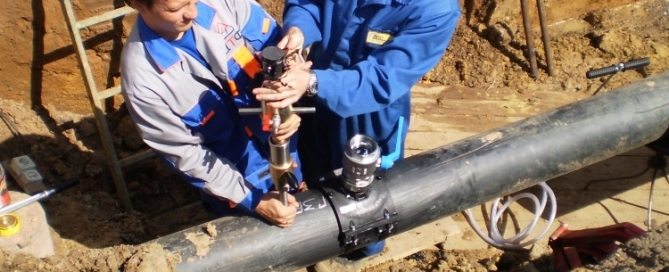 Comment percuter une conduite d'eau sous pression