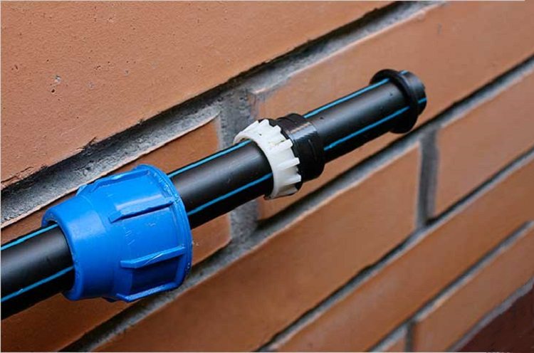 Raccord à compression - la solution la plus simple pour connecter des tuyaux en PEHD tuyaux pour l'approvisionnement en eau au chalet