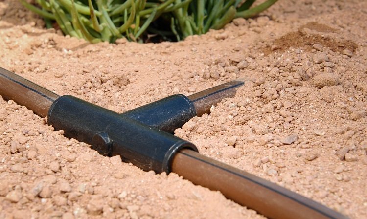 Les tuyaux en PEHD sont détruits par les rayons ultraviolets, ils doivent donc être recouverts de terre tuyaux pour l'approvisionnement en eau au chalet