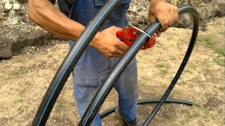 Il est préférable de couper un morceau de tuyau de la longueur souhaitée avec des ciseaux spéciaux tuyaux pour l'approvisionnement en eau au chalet