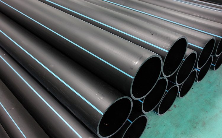 Sous le sol, vous pouvez poser des tuyaux en polyéthylène de différentes qualités conduite d'eau à poser dans le sol