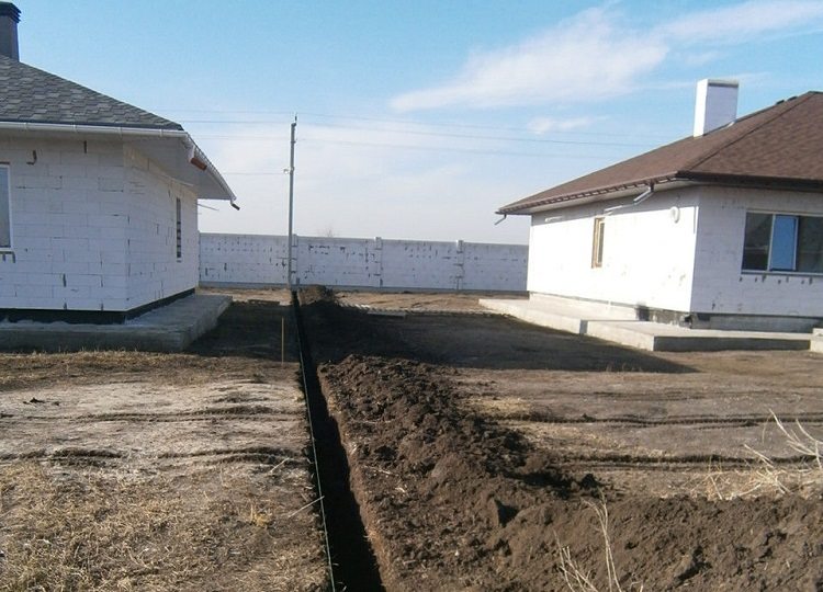 Il est nécessaire de poser une tranchée à une certaine distance des bâtiments conduite d'eau à poser dans le sol