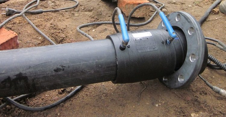 Les tuyaux sont connectés par différentes méthodes de soudage, y compris la méthode d'électrofusion conduite d'eau à poser dans le sol