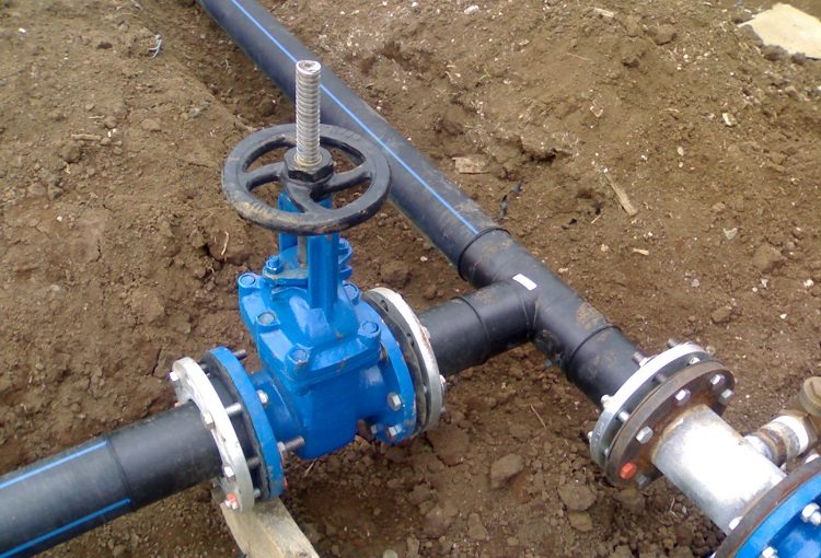 Les tuyaux sont utilisés pour la pose d'autoroutes transportant de l'eau potable, car le polyéthylène n'altère pas sa qualité Spécifications du tuyau Mon
