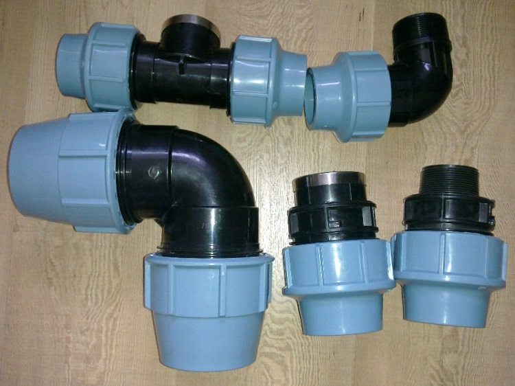 S'il est nécessaire de réaliser une connexion détachable des tuyaux, des raccords à compression doivent être utilisés. Tuyaux en polyéthylène pour l'alimentation en eau