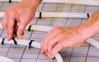 Plancher chaud fait de tuyaux en plastique
