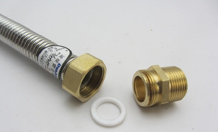Les tuyaux ondulés de petits diamètres sont connectés à l'aide de raccords à compression. Tuyau ondulé en acier inoxydable