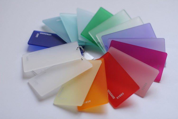 Le plexiglas est un matériau qui peut être facilement traité, donc travailler avec des tuyaux est assez simple Tuyau en plastique transparent