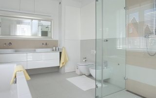 Fermez les tuyaux dans les toilettes avec des panneaux en plastique