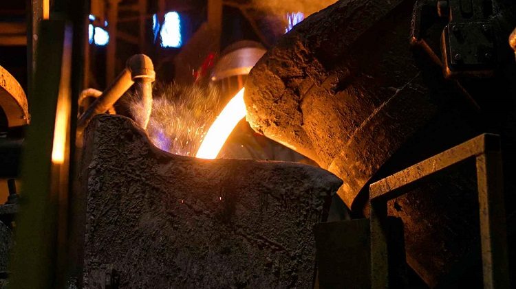 Pour la production de tuyaux, des technologies de coulée sont utilisées, qui consistent à couler du fer liquide sous des formes spéciales Tuyaux tête de pression en fonte en forme de cloche spécification standard 9583 75 1