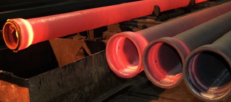 Les longs tuyaux en fonte sont produits par coulée semi-continue Tuyaux tête de pression en fonte en forme de cloche spécification standard de l'état 9583 75