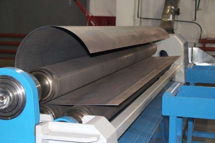 La pièce est façonnée en tuyau par une machine spéciale, après quoi le joint est bouilli Tubes soudés électriques en acier inoxydable GOST 11068-81