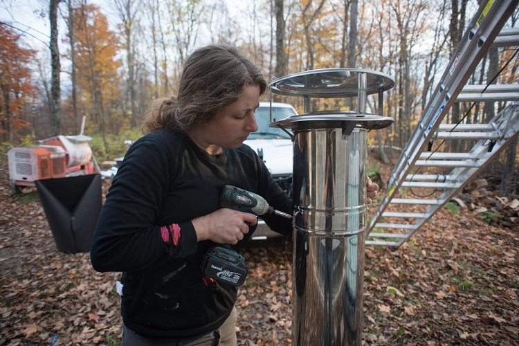 Lors de la collecte de la cheminée, vous devez prêter une attention maximale à la fiabilité de la connexion de ses pièces Installation de cheminée en acier inoxydable