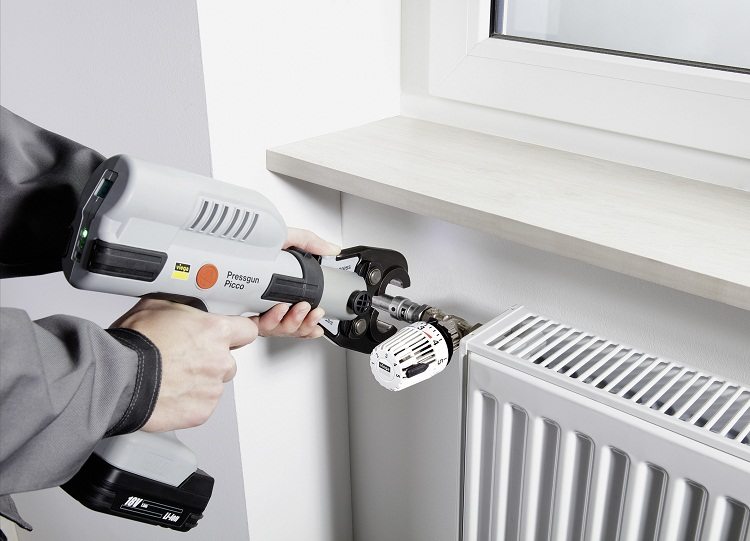 À l'aide de raccords à sertir, vous pouvez monter n'importe quel système, y compris l'eau chaude et le chauffage Connexion de tuyau sans soudure ni filetage