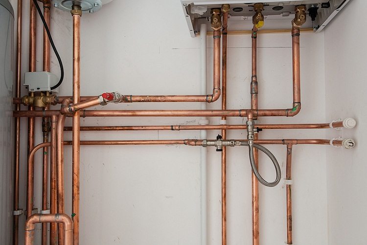 Les tuyaux en cuivre sont très durables et ne se déforment pas lorsqu'ils sont utilisés dans des systèmes d'eau chaude Tuyaux et raccords en cuivre pour l'alimentation en eau