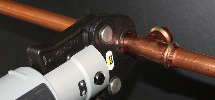 Les tuyaux en cuivre sont considérés comme le meilleur matériau pour les systèmes d'eau, de chauffage et de gaz. Tuyaux et raccords en cuivre pour l'alimentation en eau