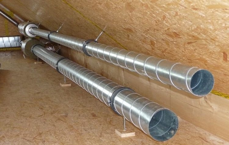 Sécurisez les tuyaux de ventilation avec des colliers fiables, surtout si le système est prévu avec une évacuation forcée Tuyaux de ventilation en acier galvanisé