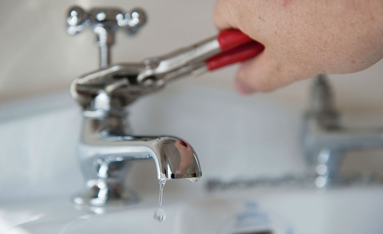 Une cause courante de gouttelettes d'eau sur les tuyaux est l'équipement de plomberie défectueux Condensation sur les conduites d'eau froide que faire