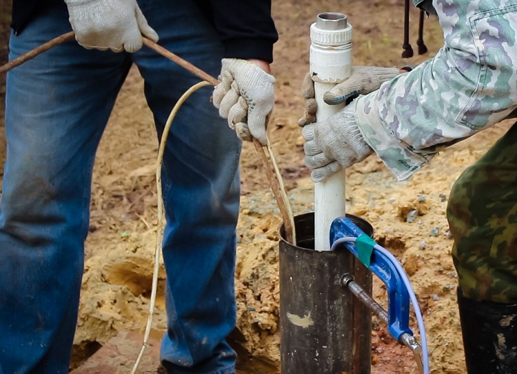 Les tuyaux en PVC conviennent pour soulever l'eau d'une faible profondeur Puits de pompe