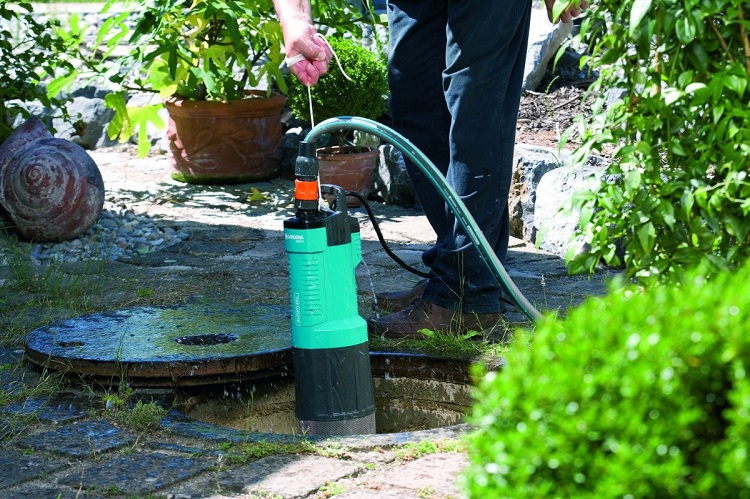 Dans certains cas, des tuyaux à paroi mince très flexibles ou même des tuyaux peuvent être utilisés pour évacuer l'eau Puits de pompe