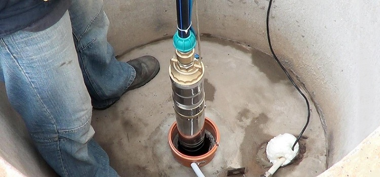Le tuyau intérieur le long duquel l'eau montera de la profondeur du puits peut être en polymère Puits de pompe