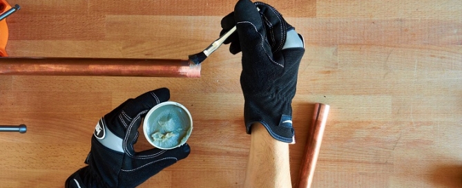 Flux pour le brasage des tuyaux en cuivre