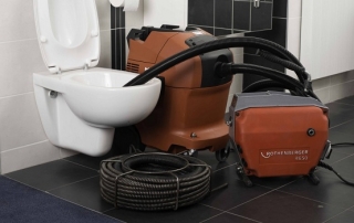 Comment éliminer un blocage dans les toilettes
