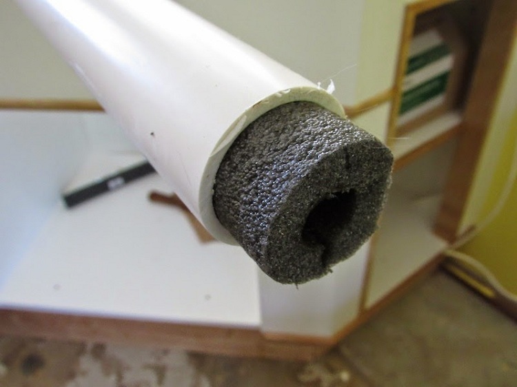 L'isolation en caoutchouc mousse est disponible sous forme de tubes faciles à monter sur le tuyau Réchauffeur pour tuyaux d'égout