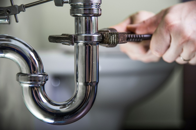 Les siphons peuvent être en acier inoxydable, en cuivre ou en polymère - ces matériaux sont résistants à la corrosion et durables. Installation de siphon sur l'évier
