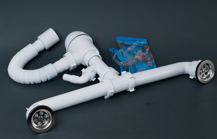Le choix du siphon dépend des caractéristiques de conception de l'évier ou de l'évier et de la nécessité de connecter les appareils ménagers au système de drainage Installation de siphon sur l'évier