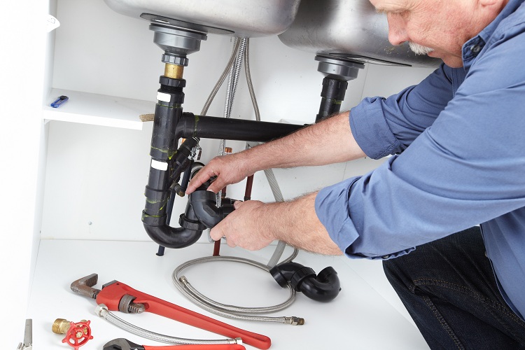 La cuisine est souvent équipée d'un double évier, mais l'installation d'un double siphon est similaire à l'installation d'un seul appareil Installation de siphon sur l'évier