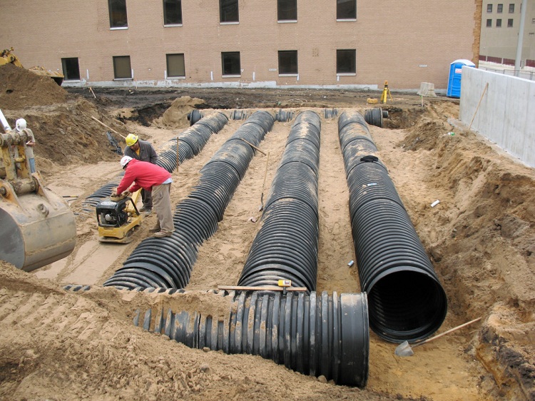 Pour l'installation d'un réseau d'égouts externe, les tuyaux en polyéthylène conviennent parfaitement Tuyau ondulé pour assainissement