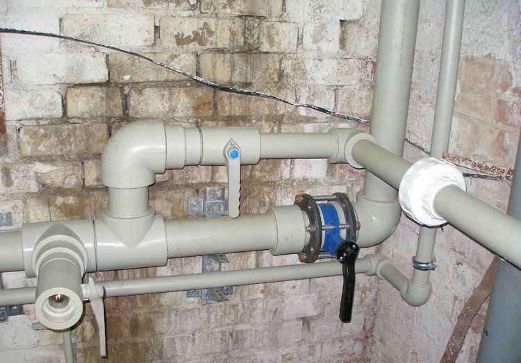 Les tuyaux en PVC peuvent être utilisés pour la pose de réseaux internes et externes Tuyaux et raccords en PVC pour l'alimentation en eau