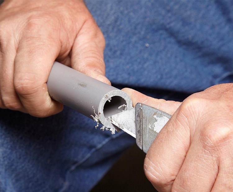 Le PVC est un matériau assez mou, le traitement des tuyaux ne causera pas de difficultés Tuyaux et raccords en PVC pour l'alimentation en eau