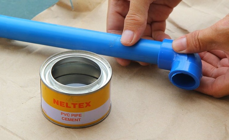 La connexion des tuyaux est le plus souvent réalisée avec de la colle spéciale Tuyaux et raccords en PVC pour l'alimentation en eau