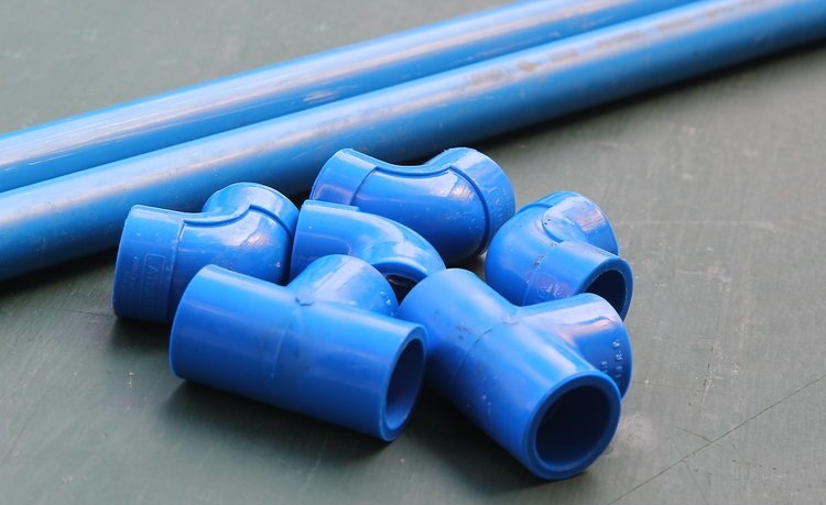 Les raccords doivent correspondre strictement au diamètre des tuyaux raccordés Tuyaux et raccords en PVC pour l'alimentation en eau