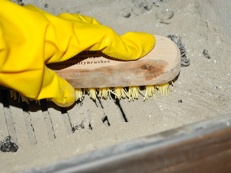 Toutes les surfaces de la cheminée et du four lui-même doivent être nettoyés des cendres et de la suie afin d'éviter la détérioration du tirage due au blocage Cheminée de bricolage dans le bain