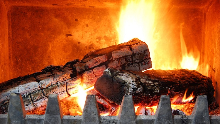La combustion dans le poêle de certains types de bois de chauffage (par exemple, le tremble) aide à nettoyer la cheminée de la suie Cheminée de bricolage dans le bain
