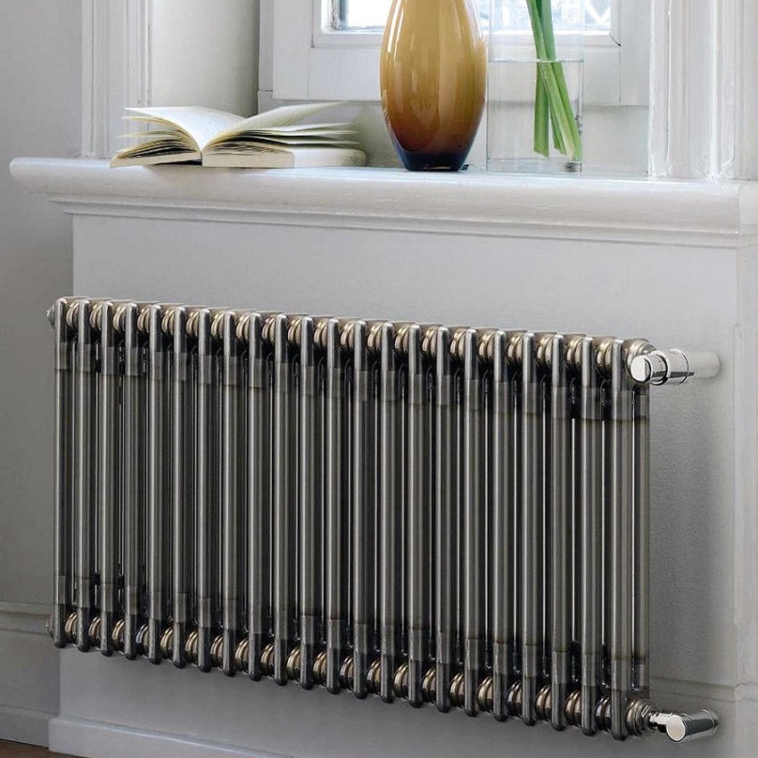 Le moyen le plus simple est de peindre le radiateur en couleur acier, il s'adapte à la plupart des intérieurs Peinture sans saveur pour radiateurs à séchage rapide